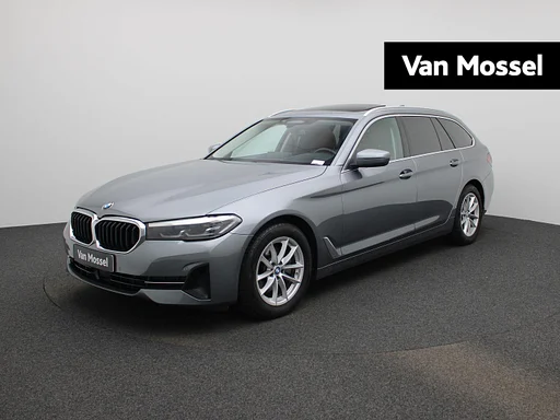 BMW 520 5 Reeks Touring 520d Aut. (140 kW) AUTOMAAT | PANORAMADAK | HARMAN KARDON | ADAPTIEVE CRUISE | LEDER | HEAD-UP | ELEKTRISCHE STOELEN | MEMORY | SFEERVERLICHTING | VIRTUEEL | STOELVERWARMING | ELEKTRISCHE KOFFERKLEP | APPLE CARPLAY | CAMERA | CLIMA | 12 MAANDEN BOVAG GARANTIE |