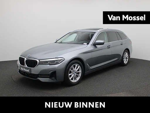 BMW 520 5 Reeks Touring 520d Aut. (140 kW) automata | Pano tető | HARMAN KARDON | ADAPTIEVE CRUISE | LEDER | HEAD-UP | ELEKTRISCHE STOELEN | MEMORY | SFEERVERLICHTING | VIRTUEEL | fűtött ülések | ELEKTRISCHE KOFFERKLEP | APPLE CARPLAY | fényképezőgép | légkondicionáló | 12 MAANDEN BOVAG GARANTIE |