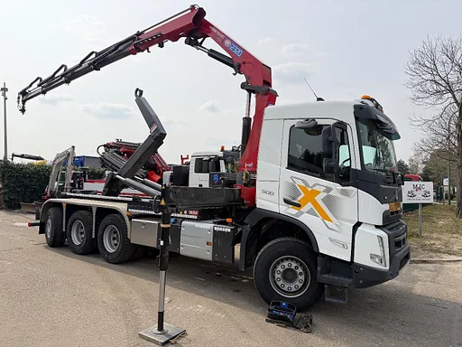 Volvo FMX 500 8x4 TRIDEM HOOKLIFT + CRANE HMF 2320 K4 - 7m CONTAINER + ROTATOR - *50.000km* ORIGINAL - DYNAMIC STEERING - WAF VDL HOOKLIFT 20T - BE TRUCK - TOP CONDITION