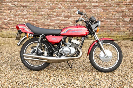 Kawasaki S2 350 Meticulously restored with a focus on authenticity and period-correct finishes, Part of Kawasaki’s legendary “Triple” family alongside the Mach I - Mach III and Mach IV models, Lightweight double cradle tubular frame contributing to agile handling,