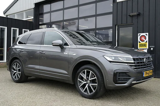 Volkswagen Touareg 3.0 TDI R-Line automatic | NL-Auto | trailer coupling | dealer maintenance | Carplay | camera