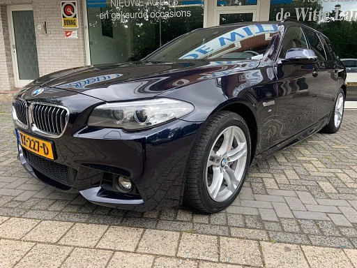 BMW 535 5-SERIE TOURING XI/AWD/HIGH EXECUTIVE/M PAKKET LUCHTVERING/LEDEREN BEKLEDING/CLIMATE CONTROLE/NAVI FULL MAP/COMFORTSTOELEN avec MEMORY EN STOELVERWARMING/ACHTERUITRIJ CAMERA/BI-XENON/CRUISE CONTROLE/PARKEERSENSOREN V+A LEKTRISCH BEDIENBARE ACHTERKLEP/MULTIFUNCTIONEEL STUUR/ZWENKBARE attache remorque