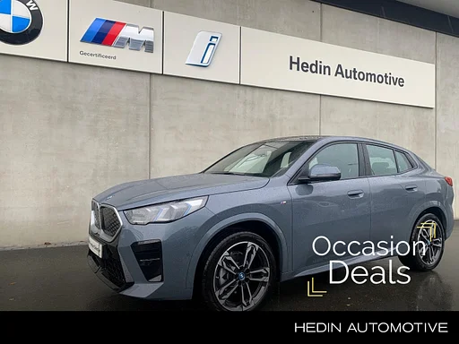 BMW iX2 eDrive20 67 kWh M Sport Edition | Achteruitrijcamera | Harman-Kardon Sound System | Driving Assistant | Model  M Sport | Glazen Pano tető | Driving Assistant |