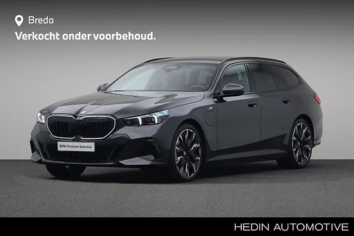 BMW 550 5-serie Touring 550e xDrive | M-Sportremsysteem Rot | BMW Iconic Glow exterieurpakket | Comfort Access | Harman Kardon | Driving Assistant Plus | Parking Assistant Plus | hak holowniczy |