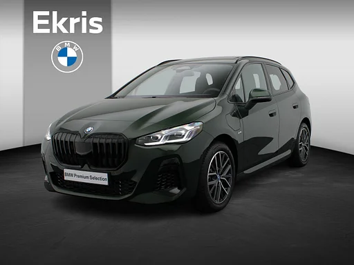 BMW 225 Active Tourer 2 Serie 225e xDrive M Sportpakket | Premium Pack | Comfort Pack | Travel Pack | Stuurwielrand Verwarmd | Trekhaak | Panoramadak | Elektrisch Verstelbare Sportstoelen | Driving Assistant Plus | Harman Kardon | 18''