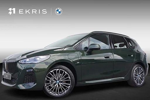 BMW 225 Active Tourer | M Sports package / trailer coupling / Driving Assistant Professional / Head-up / Rondomzicht camera / Elektrische Stoelen with Memory & Massafunctie / Harman Kardon / 19 Inch 2 Serie 225e xDrive