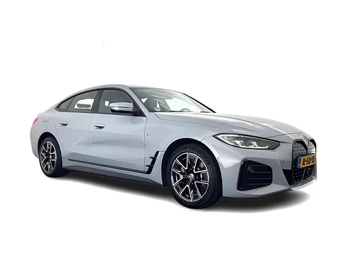 BMW i4 eDrive40 84 kWh M-Sport *M50 JAHRE* [ 3-Fase-11 kW ] {SOH-96%} (INCL-BTW) *LEATHER-ALCANTARA | FULL-LED | ADAPTIVE-CRUISE | HEATED-SPORTSEATS | câmera | DAB | DIGI-COCKPIT | NAVI-FULLMAP | AMBIENT-LIGHT | ECC | PDC | CARPLAY | KEYLESS | SHIFTPADDLES | 18