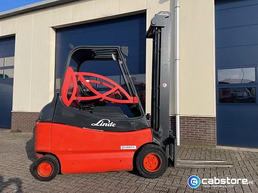 Linde E30-02/600 Electric forklift  - Bouwjaar 2008 - Hefhoogte 600 cm - Vorklengte 120 cm - Hefvemogen 3.000 kg - Goede staat