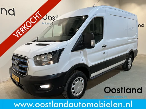 Ford E-Transit 390 (3500 kg) L2H2 Trend 68 kWh / 100% Elektrisch !! / Airco / Cruise Control / CarPlay / Camera / Navigatie / 3-Zits / 10.000 KM !!