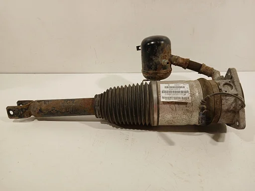 Veerpoot links achter Audi A8