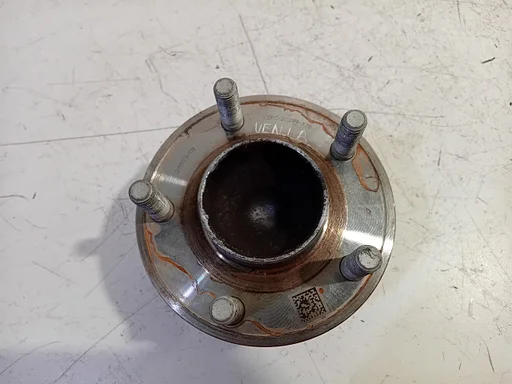 Wielnaaf links achter Ford Puma