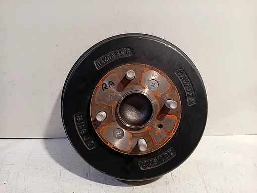 Wielnaaf rechts achter Mazda 2