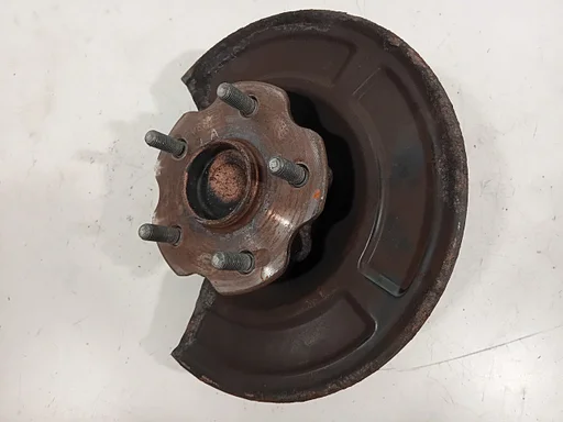 Wielnaaf links achter Toyota Avensis