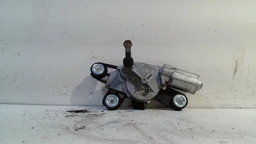 Ruitenwissermotor achter Ford Fiesta