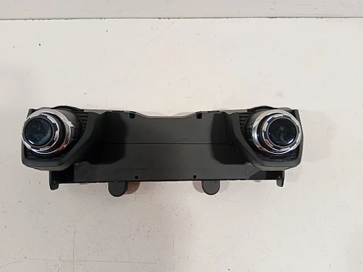 Bedieningspaneel kachel Lynk & Co 01