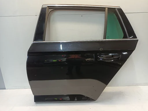 Portier links achter Skoda Superb