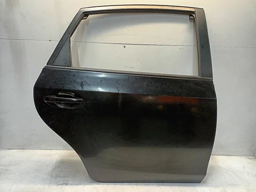 Portier rechts achter Toyota Prius