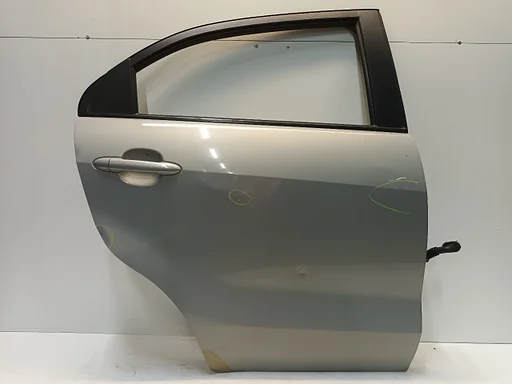 Portier rechts achter Kia Rio
