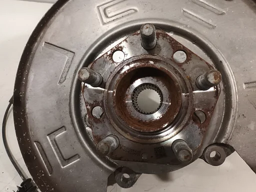 Wielnaaf rechts achter Tesla Model 3