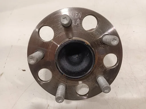 Wielnaaf links achter Toyota Yaris