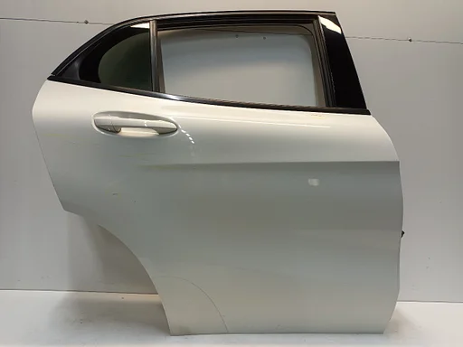 Portier rechts achter Mercedes-Benz GLA