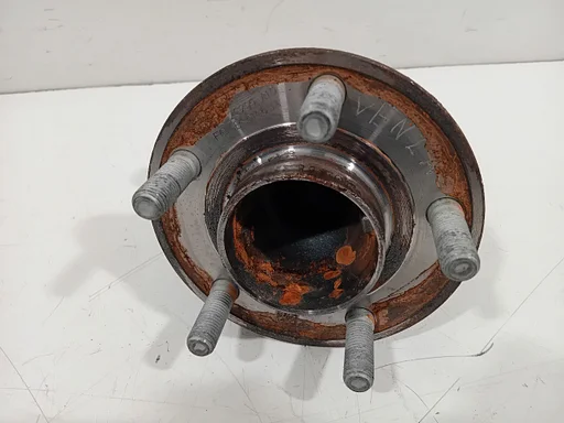 Wielnaaf links achter Ford Kuga