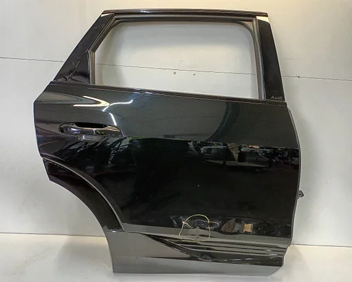 Portier rechts achter Audi Q8