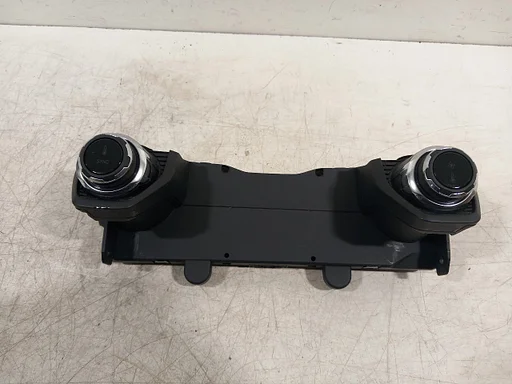 Bedieningspaneel kachel Lynk & Co 01