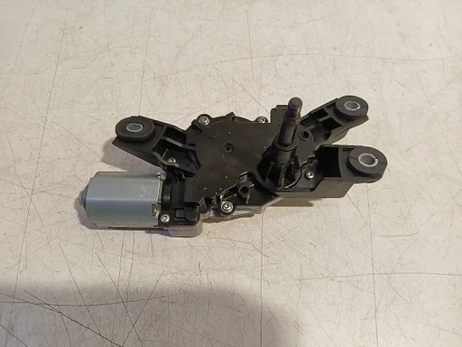 Ruitenwissermotor achter Lynk & Co 01