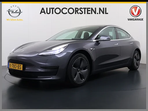 Tesla Model 3 SR+ 325PK LFP-Accu AHK AutoPilot leder panorama dach Adaptive Cruise LMF 18" Camera's Elektr.-Stuur+Stoelen+Spiegels+Geheugen+Easy-Entry+Verwarmde stoelen Park assistent Pdc WIFI Ecc Lane-Assist Speed-Assist SOH 87% Ecc Navi Led DAB Voorverwarmen interieur via App Keyless One-Pedal-Drive 1.000KG Trekgewicht 1e Eigenaar Origineel Nederlandse Auto Fabrieksgarantie op Accu en Motor tot 10-12-2028/160.000km LFP accu dus 100% opladen !
