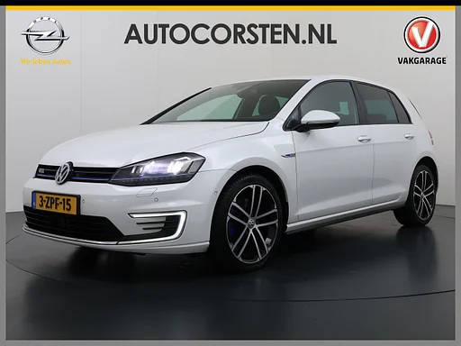 Volkswagen Golf GTE 204pk PHEV Hybrid AUT-6 Leer+Stoelverwarming PDC-a+v Adap.Cruise kamera AHK Executive Plus Navi Pro Ecc Led Lmv Privacy Glas Licht-Regensensor DAB Parkeer assistent Zwarte-Hemel Origineel Nederlandse Auto Door ons onderhouden! Laatste Beurt 180.491km !  1.500kg trekvermogen