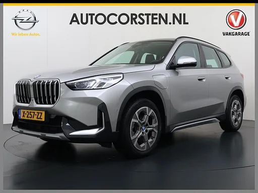 BMW X1 xDrive25e 4WD Hybride 245pk AUT-7 Leder attache remorque LED Adap.Cruise appareil photo Navi sièges sport Dual-Ecc ParkAssist PDC Apple Carplay Android LMV Elek.Achterklep ConnectDrive Isofix DAB Led Regen-Lichtsensor Lane Assist Wifi AWD 1.700KG towing weight 1er propriétaire entretien du concessionnaire original Nederlandse Auto