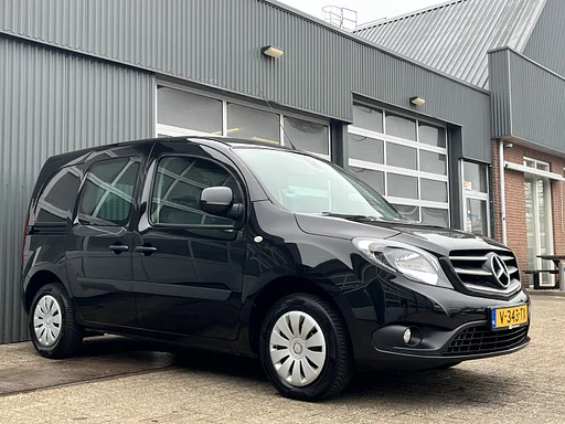 Mercedes-Benz Citan 111 CDI BlueEFFICIENCY 110pk Airco Cruise controle Trekhaak 1050kg trekgewicht Telefoonverbinding 2-Persoons Zijruit Tomtom Bpm vrij voor particulier gebruik!!