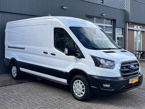 Ford E-Transit 350 L3H2 Trend 68 kWh Kastinrichting Werkplaatsinrichting Airco Cruise controle 360° Camera Navigatiesysteem Telefoonverbinding Parkeersensoren voor en achter 2-Persoons Oplaadkabels Stoelverwarming Bottinrichting