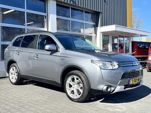 Mitsubishi Outlander 2.0 PHEV Hybrid air conditioning cruise controle trailer coupling 1500kg towing weight Leder Achterruitrijcamera parking sensors voor en achter Telefoonverbinding Navigatiesysteem Oplaadkabel Stuurwielbediening