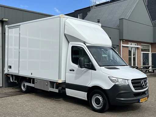 Mercedes-Benz Sprinter 311 2.2 CDI MARGE BTW / BPM VRIJ!! Bakwagen 750kg laadklep zijdeur Airco cruise controle Telefoonverbinding Navigatiesysteem Apple carplay Camera 2-Persoons bakwagen verhuiswagen Meubelbak euro 6