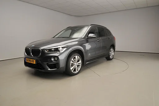 BMW X1 sDrive20i | LED | HUD | Active cruise | Trekhaak | Sportstoelen | Stoelverwarming | DAB | Harman-kardon sound | Alu 18 inch