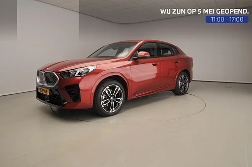 BMW iX2 | M-Sportpakket | LED | Leder | navigatie | Sports seats | heated seats | Shadow line | DAB | Alu 19 inch xDrive30