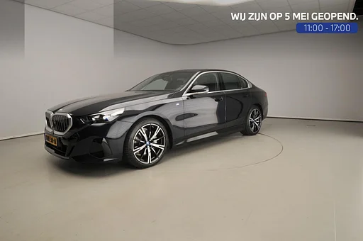 BMW i5 Sedan eDrive40 | M-Sportpakket | LED | HUD | Active cruise | Trekhaak | Panoramadak | Comfortzetels | DAB | Harman-kardon sound | Alu 20 inch