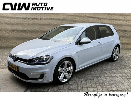 Volkswagen Golf e-Golf 36 kWh | 136pk | 58.000km! | 88% SOH | Adaptieve cruise (ACC) | navigatie | assentos aquecidos | Apple CarPlay / Android Auto | PDC voor+achter | Full-LED | 18 inch jantes | totalmente aantoonbaar onderhouden!