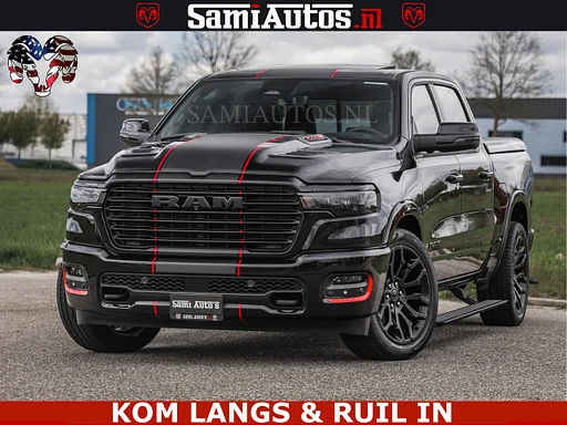 Dodge RAM NIGHT PREMIUM | 426PK | STRIPING | LUCHTVERING | HUD | PANO | 360 CAM | Full Option | LIMITED WHEELS | De Meest Luxe Pick-Up in zijn Klasse | Comfortabele Dubbele Cabine met Royale 5 Zitplaatsen | EERSTE EIGENAAR | SMOKE PACK | BOM VOL |
