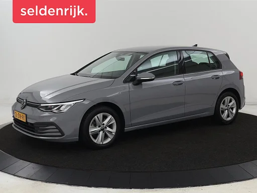 Volkswagen Golf 1.0 eTSI Life | câmera | Carplay | navigatie | Sfeerverlichting | Parkeerhulp | Adaptive cruise | Digital Cockpit | ar condicionado control | Bluetooth | Full LED