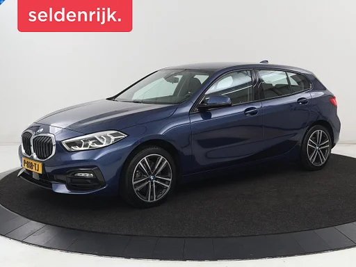 BMW 118 1-serie 118i Sport Line | Sportstoelen | Carplay | Half leder | Live Cockpit | Full LED | Navigatie | Sfeerverlichting | Trekhaak | Climate control | Parkeerhulp | Cruise control | DAB | Bluetooth