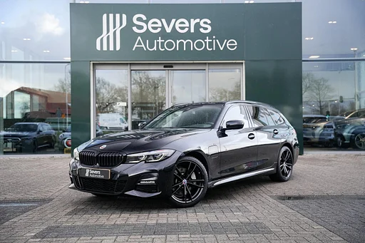 BMW 330 3-serie Touring 330e High Executive | M Sports package | auto da rimorchio | Panorama dak | Elektrisch verstelbare stoelen | Comfort Acces | Head-Up Display