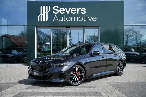 BMW 550 5 Serie Touring 550e xDrive | M Sports package Pro | Driving Assistant Professional | Tetto Pano | Innovation Pack | auto da rimorchio | Bowers & Wilkins Surround Sound System | Parking Assistant Professional | Stoelventilatie |