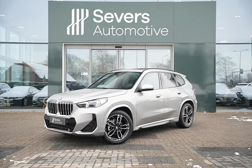 BMW X1 sDrive18i M Sports package | Tetto Pano | Driving Assistant Plus | Elektrische auto da rimorchio | Elektrische Stoelen | Hifi-system Harman/kardon | Premium pack | 19 inch lichtmetalen M wielen |