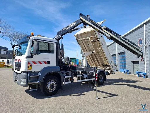 MAN TGS 18.360 / FASSI F135 REMOTED CRANE / TIPPER / BIG AXLE / FULL-STEEL / DRUM BRAKES / 211690 KM / AIRCO / FRIDGE / AUTOMATIC / EURO-5 / 2014